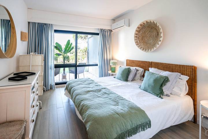 Casa de férias para 6 pessoas, com varanda e vista para o lago e ainda jardim and piscina infantil em Praia de Faro