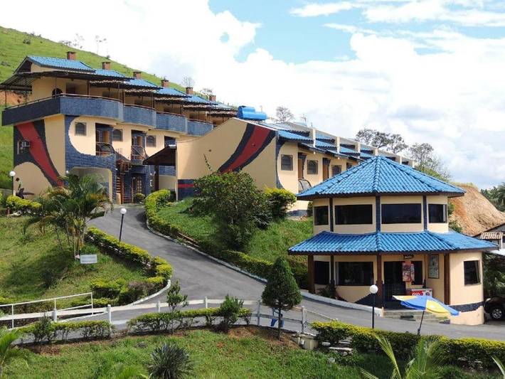 Pousadas para 4 pessoas, com jardim e piscina e ainda piscina infantil, adaptado a crianças em Aparecida