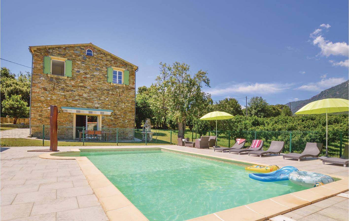 Sonniges Apartment mit Pool und Terrasse, 1,5 km zum Strand in Santa-Maria-Poggio, Corte und Umgebung