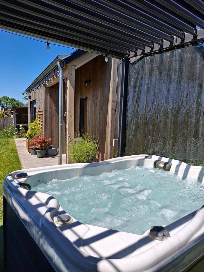 Chalet voor 4 personen, with Balkon and Whirlpool as well as Terras and Tuin in Provincie Luxemburg