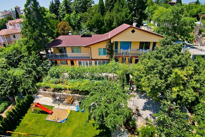 Ferienhaus für 8 Personen, mit Balkon und Whirlpool sowie Terrasse und Garten in Bulgarien