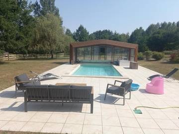 Camping pour 4 personnes, avec vue et piscine ainsi que terrasse et jardin dans la Sarthe