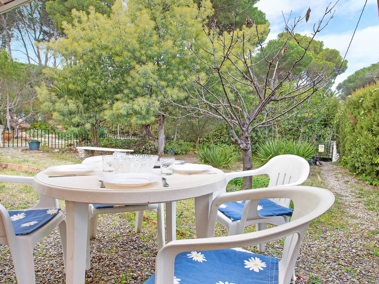 Cozy Bungalow in Llafranc: 4 Guests, Garden, 200m to Beach in Llafranc, Palafrugell