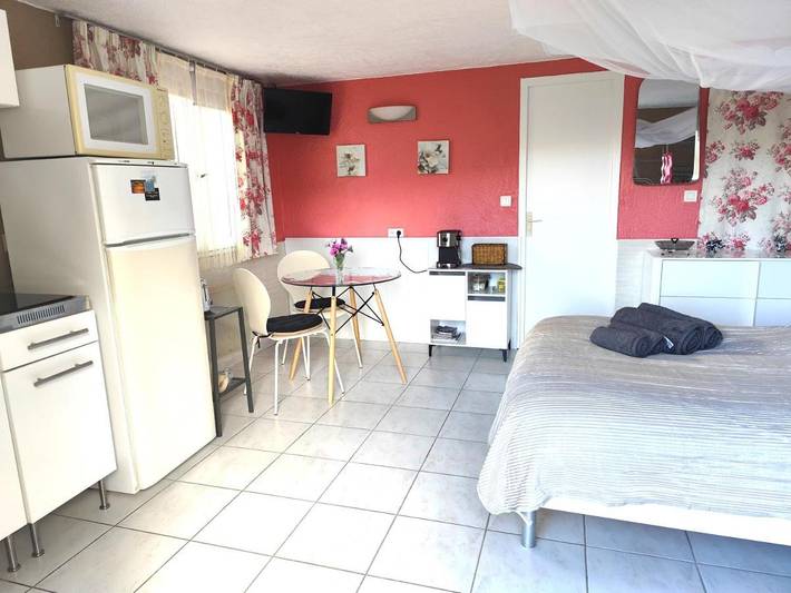 Gîte pour 2 personnes, avec piscine ainsi que jardin et vue à Bendejun - 2