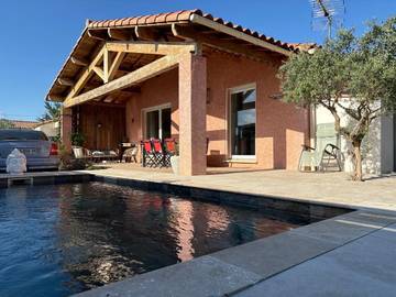 Gîte pour 6 personnes, avec terrasse ainsi que piscine et jardin à Saint-Privat-des-Vieux