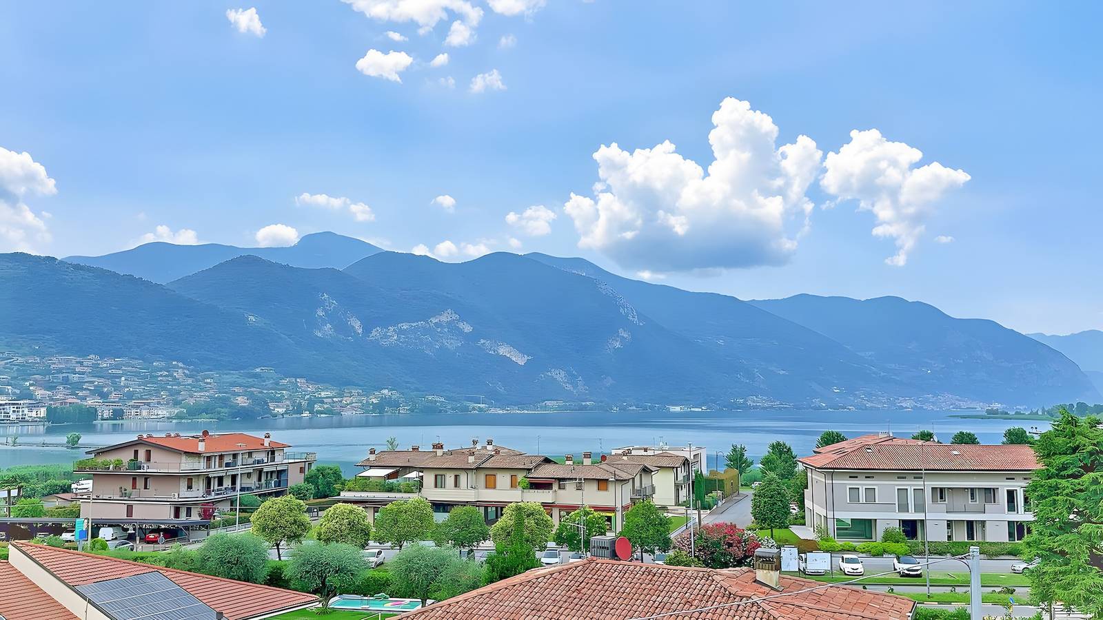 Geheel appartement, Appartement 'Elegante Lago d'Iseo' met Uitzicht op Meer & Bergen, Wi-Fi en Airconditioning in Paratico, Franciacorta