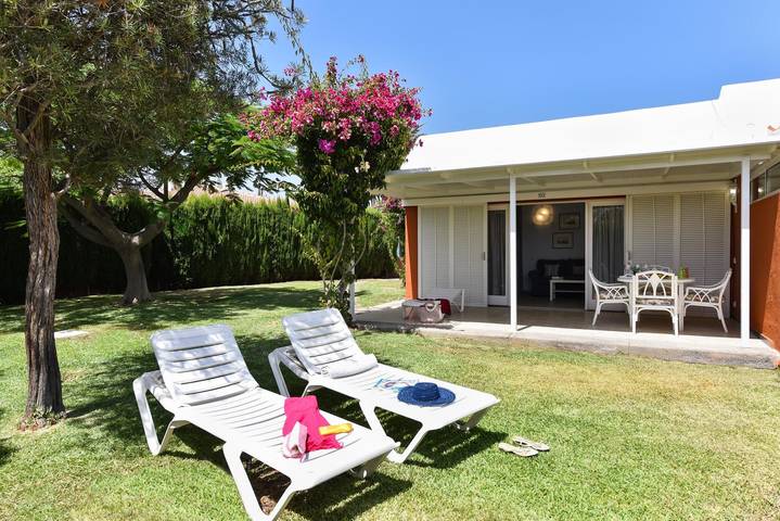 Bungalow para 4 personas, con Terraza además de Jardín y Piscina en Campo Internacional