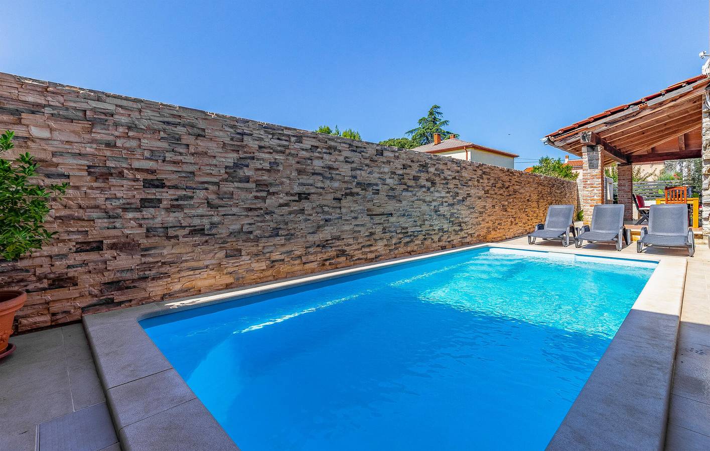 Entspannendes Apartment mit Pool, WLAN und in der Nähe der Sehenswürdigkeiten von Sisan in Sisan, Südküste Istrien