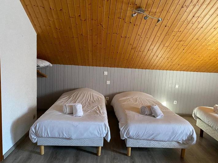 Hôtel pour 4 personnes, avec Terrasse ainsi que Piscine et Vue à La Balme-de-Sillingy - 2