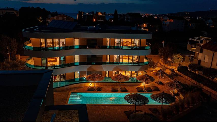 Ferienwohnung für 4 Personen, mit Balkon und Terrasse sowie Pool in Sukosan