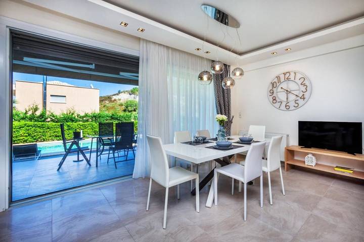 Location de vacances pour 10 personnes, avec terrasse et vue ainsi que jardin et piscine dans Pefkochori - 3