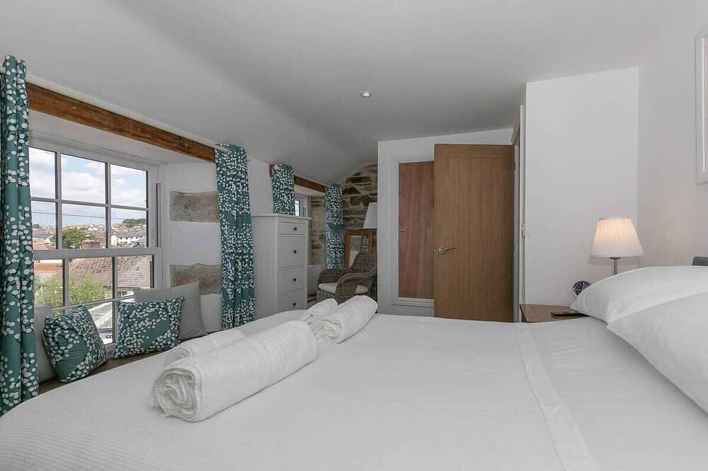 Homely Cottage with Sun Terrace, Short Walk to Beach in Porthleven, Cornwall