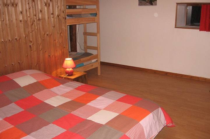 Gîte pour 8 personnes, avec terrasse ainsi que jacuzzi et jardin à Rivèrenert - 3