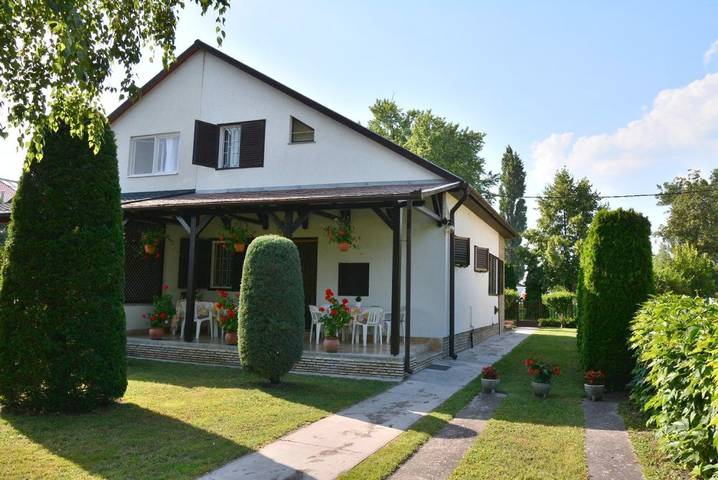 Ferienhaus für 8 Personen, mit Balkon und Terrasse sowie Garten und Seeblick in Balatonboglar