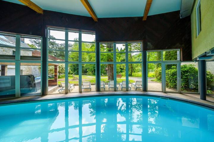 Hôtel pour 3 personnes, avec Terrasse et Jacuzzi ainsi que Jardin et Piscine à Anhée