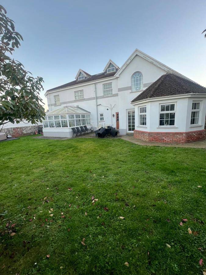 Seven-Bedroom House in Porthcawl, Bridgend region