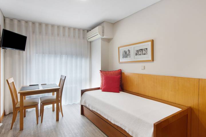 Entire studio, Studio 'Seculo' with Wi-Fi and Air Conditioning in Santo Ildefonso, Porto