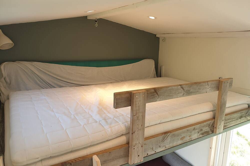 Minihouse with nice view, and access to recording studio and/or work space. in Tromsø