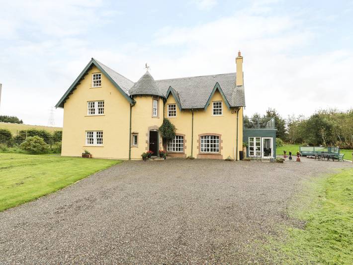 Log cabin for 16 people, with garden, with pets in Perthshire