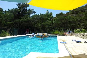 Location de vacances pour 7 personnes, avec terrasse et jardin à Venterol