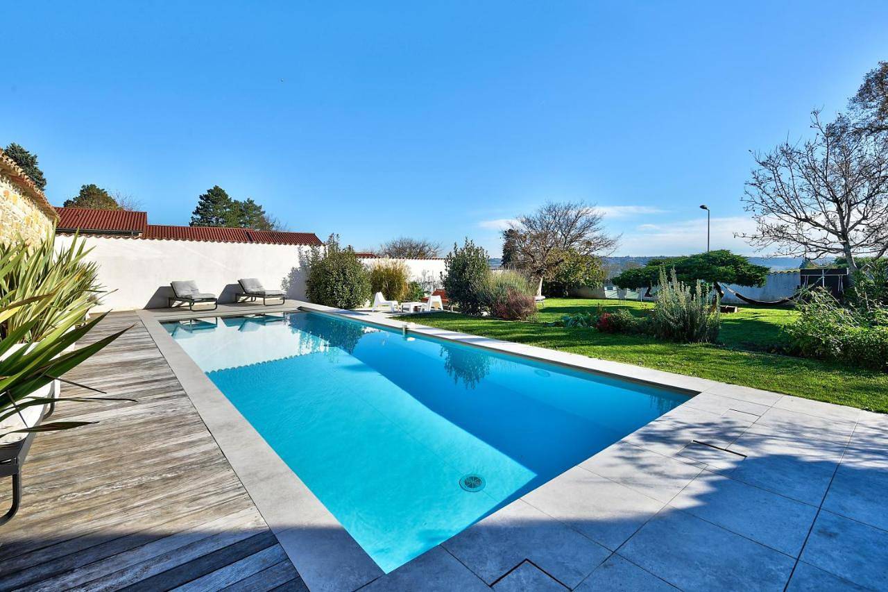 Maison de famille pleine de charme avec piscine Aux deux vieux platanes in Saint-Germain-au-Mont-d'Or, Lyon et ses environs