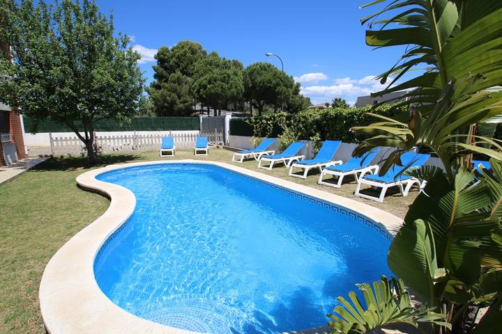 Apartamento entero, Acogedor apartamento en la playa con aparcamiento y piscina in Cambrils, Costa Dorada