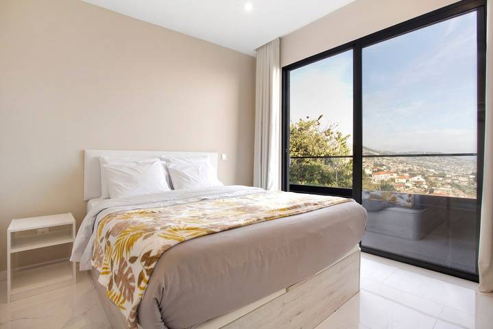 Holiday Home 'Dream View' with Sea View, Private Terrace & Wi-Fi in São Roque (Madeira), Madeira