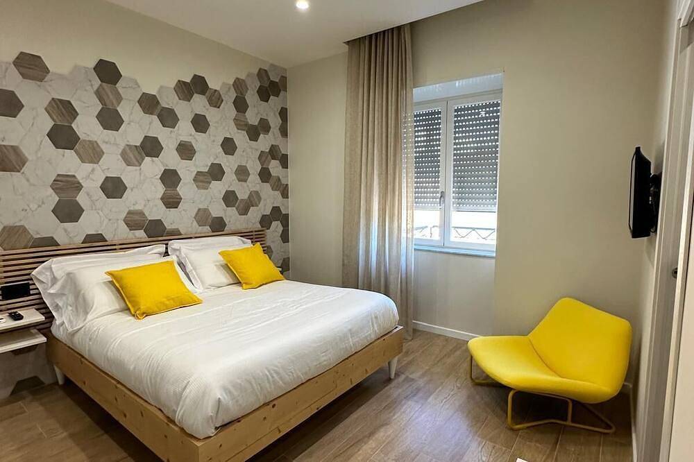 2 steps from Naples airport, cozy and new facility. in Naples, Naples Province