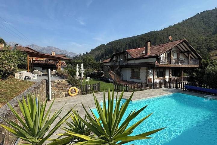 Gîte pour 6 personnes, avec Terrasse ainsi que Jardin et Piscine