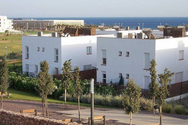 Chalet para 9 personas, con piscina además de terraza y jardín en Almería