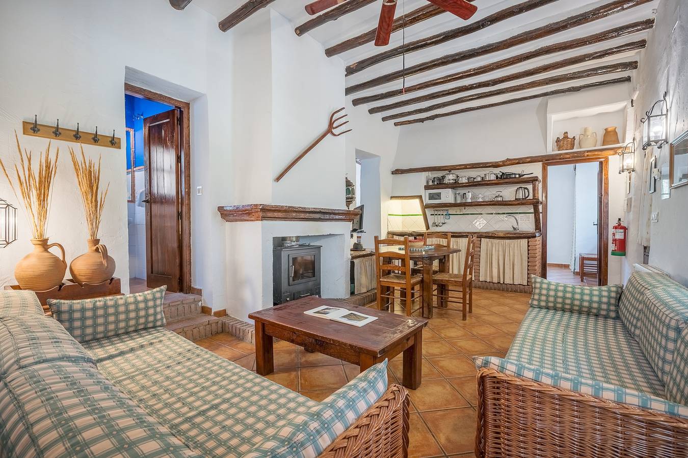 Gîte rural 'El Almendro' avec vue sur la montagne, piscine partagée et Wi-Fi in Cumbres Verdes, La Zubia