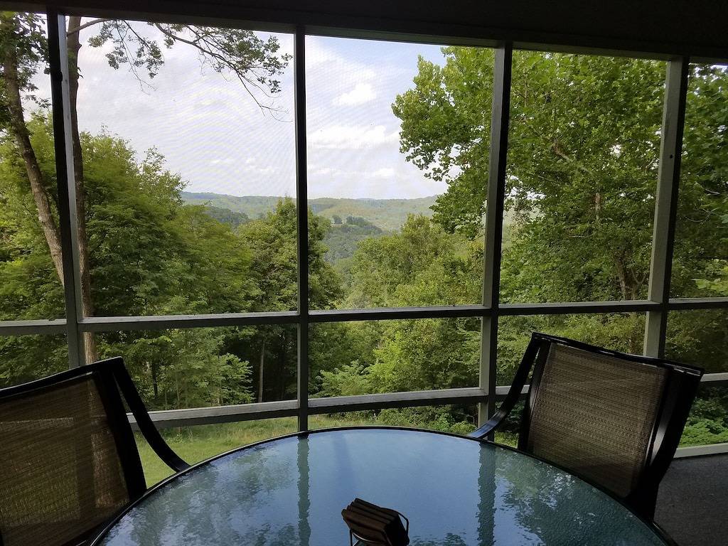 Welcome to Owl Hollow Retreat! Stunning mountain and valley views. in Beaver Lake