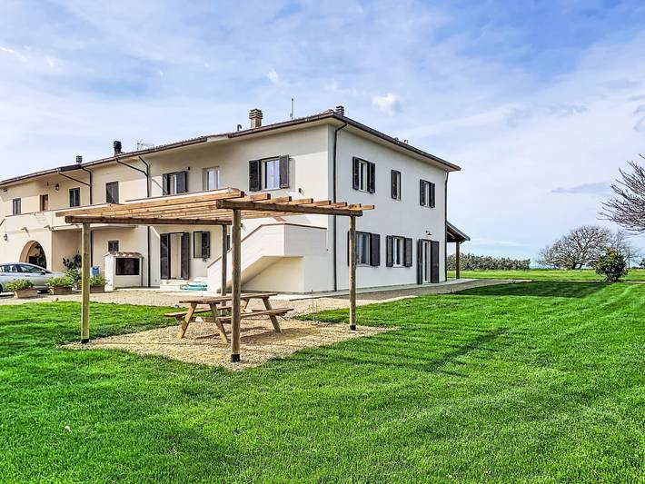 Ferienwohnung für 5 Personen, mit Terrasse und Garten sowie Ausblick in Bibbona