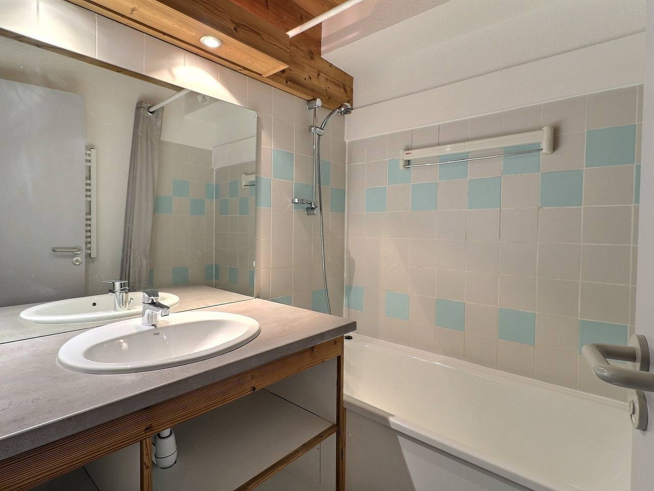Ganze Wohnung, La Tania - Gemütliche Wohnung für 4 Personen mit Balkon, Skizugang und idealer Lage in La Tania, La Perrière
