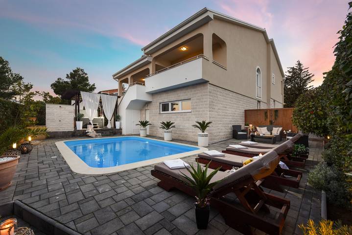 Ferienhaus für 8 Personen, mit Balkon und Whirlpool sowie Terrasse und Garten in Općina Novigrad