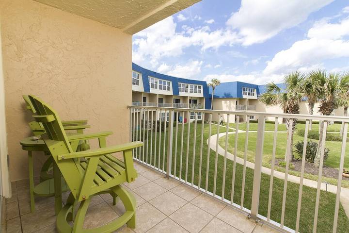 Vacation rental for 6 people, with pool and balcony in Crescent Beach