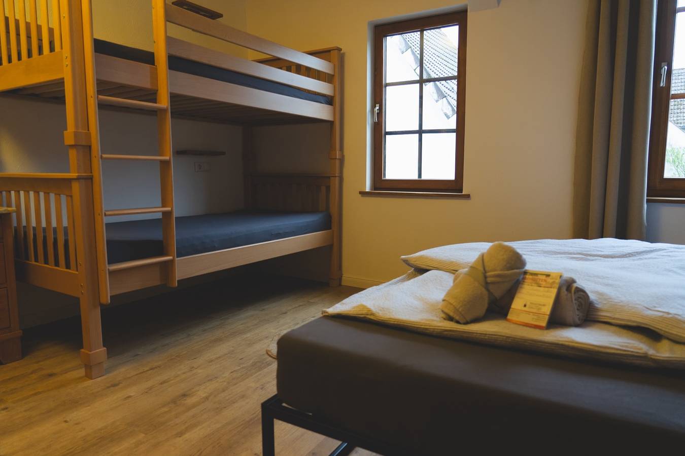 Altstadt Quartier - Vierbettzimmer Wald, 1 Doppelbett + 1 Etagenbett mit eigenem Bad, max. für 4 Personen in Schotten, Vogelsberg Region