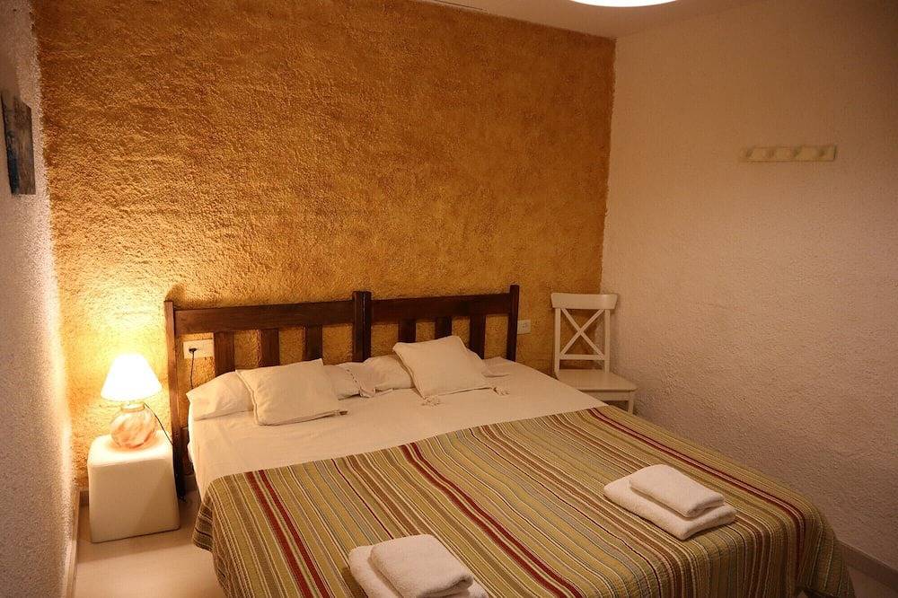 Casa Rural 6-8 p, con piscina comunitaria climatizada (S Sta a P. Dicbre.) in Riudaura, Garrotxa