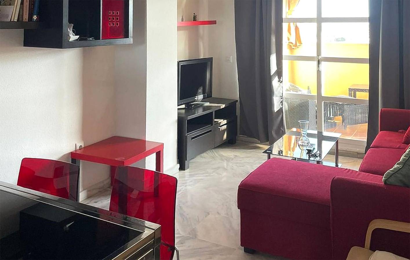 Entire holiday apartment, Sea View Apartment with Pool & Terrace, 2km to Beach in Montemar Torremolinos, Torremolinos