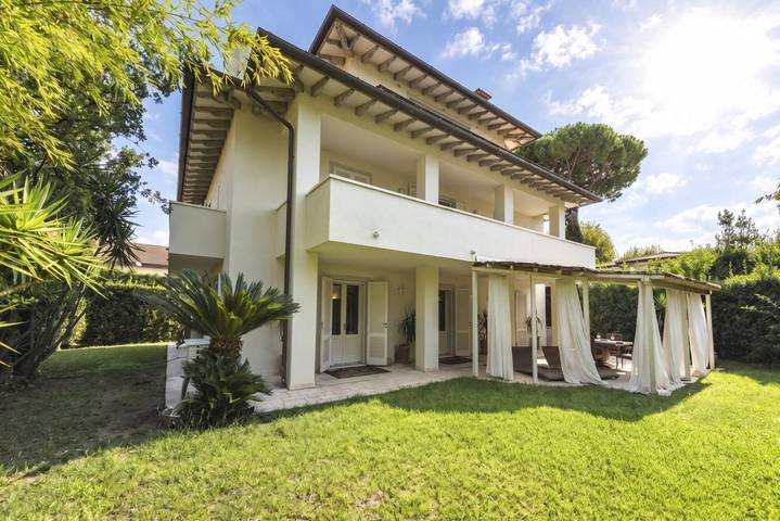 Villa für 7 Personen, mit Balkon/Terrasse und Garten in Forte dei Marmi