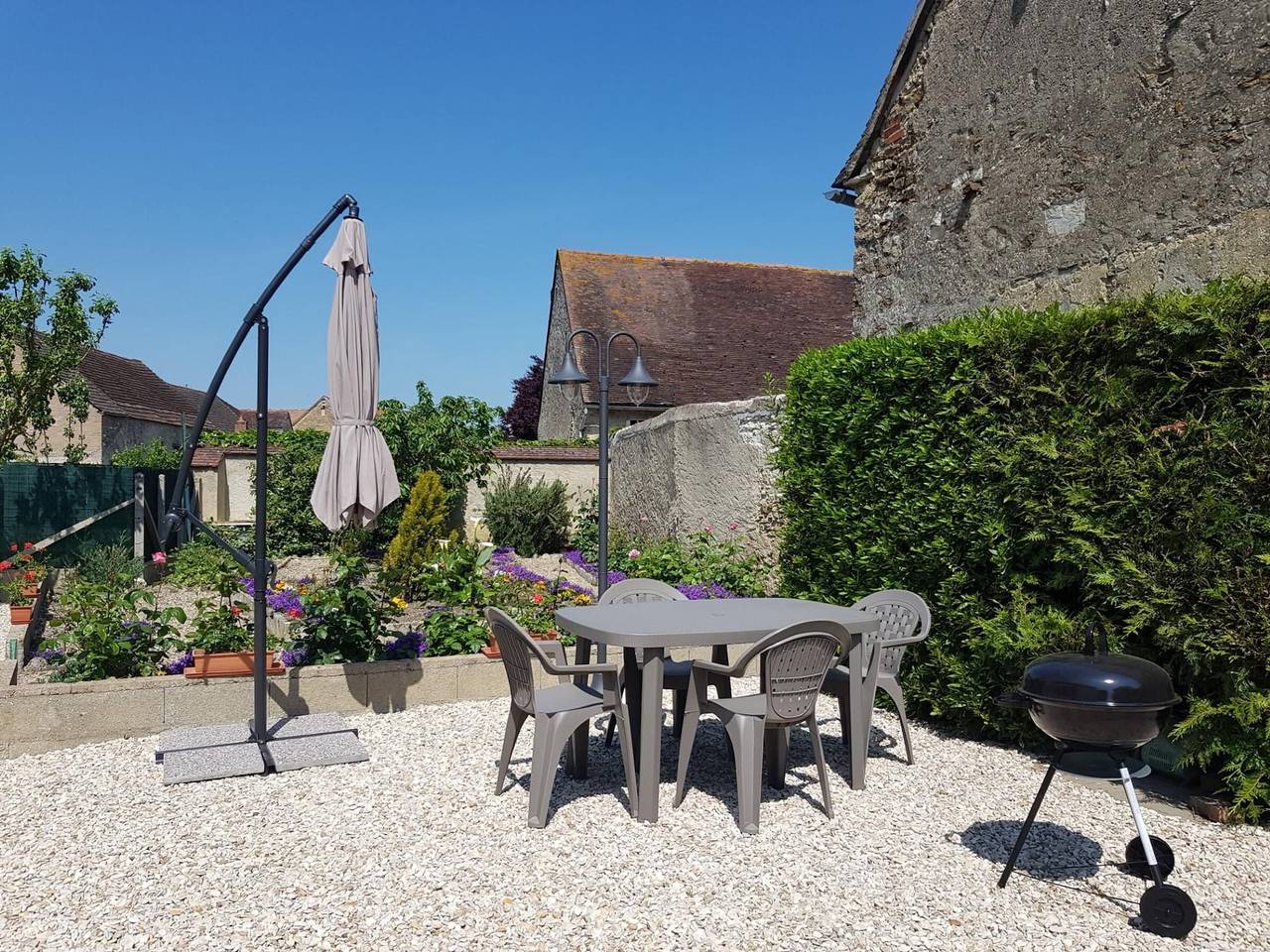 Modernes Ferienhaus mit Garten in Burgund, Parkplatz und Wlan inklusive in Chéu, Auxerre und Umgebung