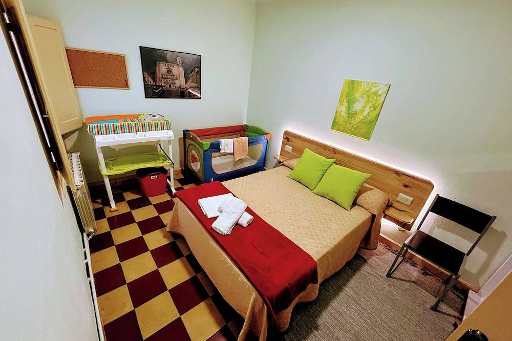 Girona Centre 7pax (3º) Aparcamiento cerrado* in Gerona, Gironés
