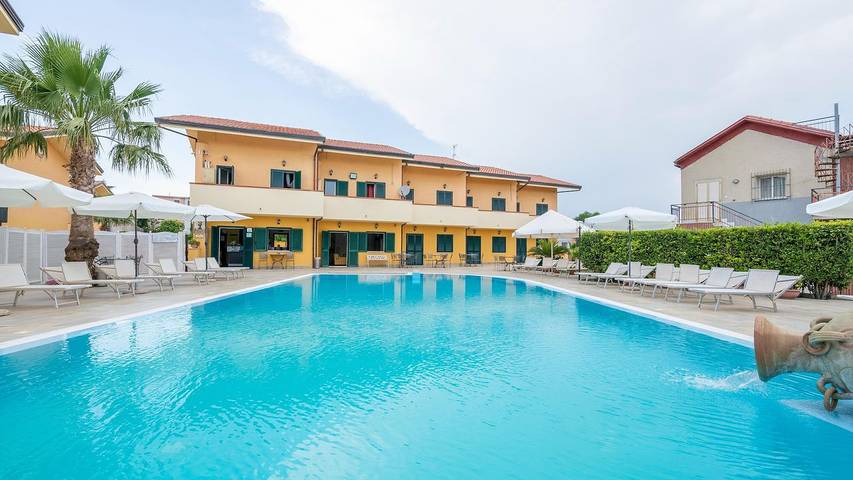 Villa für 5 Personen, mit Balkon und Whirlpool sowie Pool und Garten, mit Haustier - 1
