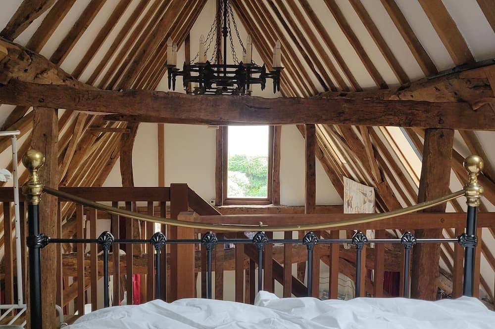 Historic barn in peaceful country village in Buckinghamshire