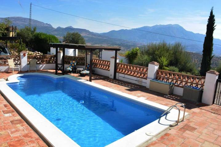 Apartamento para 6 personas, con vistas y jardín además de piscina y vistas al lago, Familias con niños en Viñuela