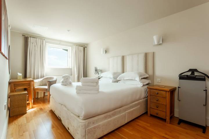 Entire apartment, Crow's Nest - Directly on Poole Quay in Poole, Poole Harbour
