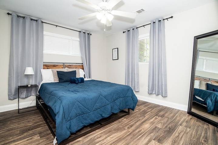 Vacation rental for 6 people, with yard in East Point