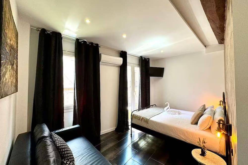 Entire apartment, Premium Central appartment Las Ramblas: 4 Beds and baths, 9 guests in Barcelona Centre, Barcelona