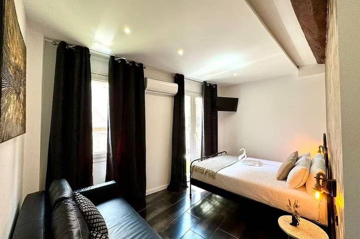 Entire apartment, Premium Central appartment Las Ramblas: 4 Beds and baths, 9 guests in Barcelona Centre, Barcelona