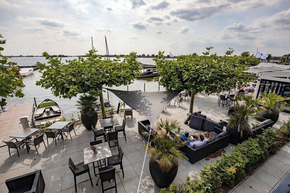Relax at a Marina Hotel with Trails, Canoes and a Beautiful Restaurant View in Loosdrecht, Groene Hart